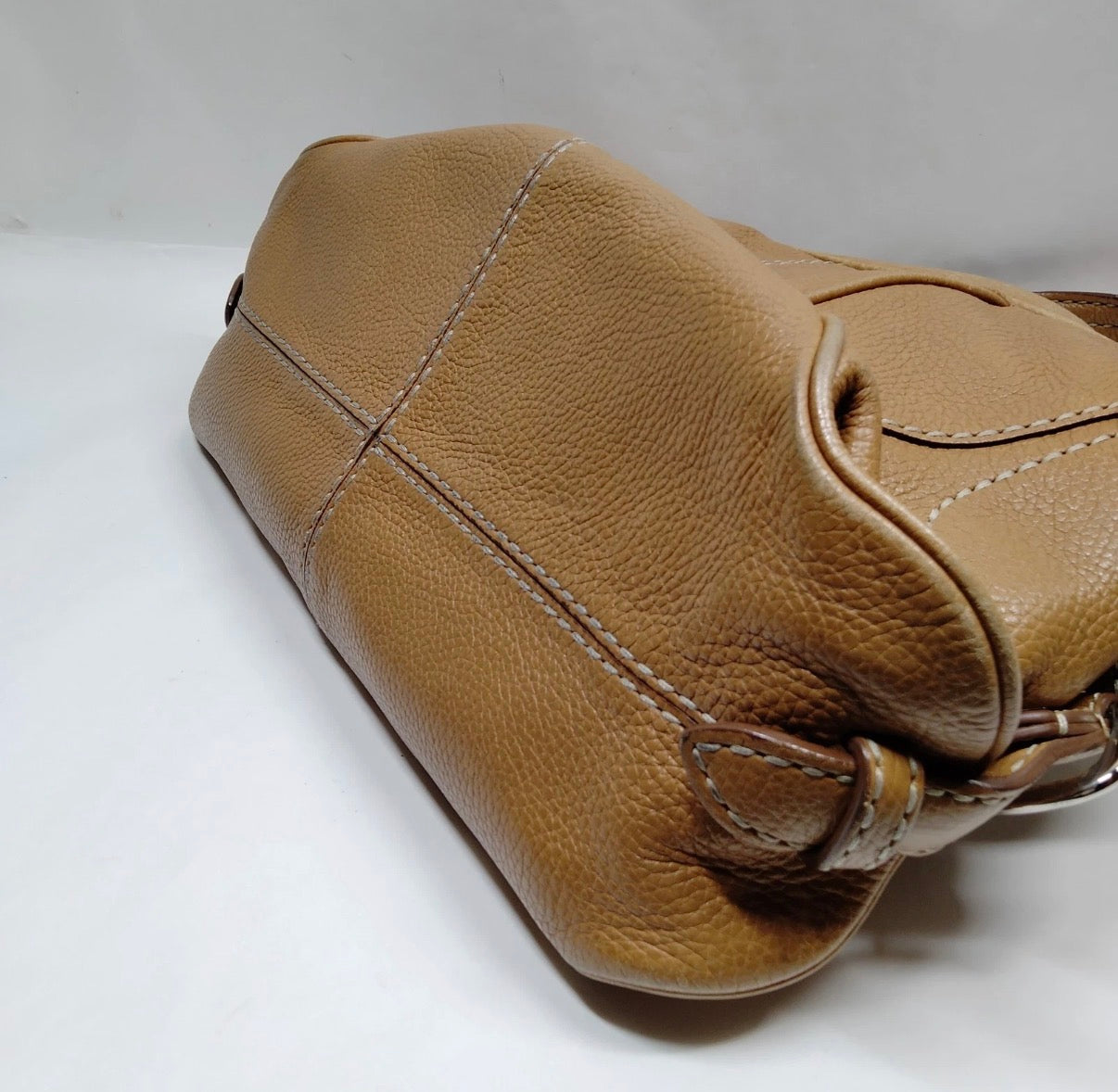 Authentic Tod’s Vintage Tan Pebbled Leather Shoulder Bag – Y2K Era