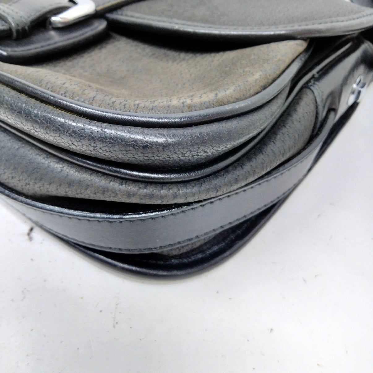 Authentic Vintage Gucci Black Pebbled Leather Saddle Crossbody Shoulder Bag 1970s–1980s